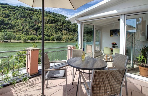 Bullay Casa | Apartment with balcony directly on the banks and with a view of the Moselle