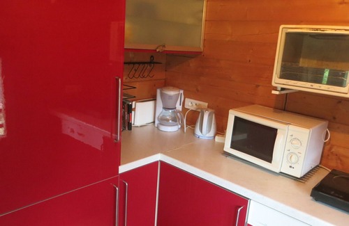 Olmiccia Apartamento | Apartamento con balcón y piscina en excelente chalet de piedra y madera.