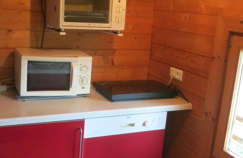 Olmiccia Apartamento | Apartamento con balcón y piscina en excelente chalet de piedra y madera.