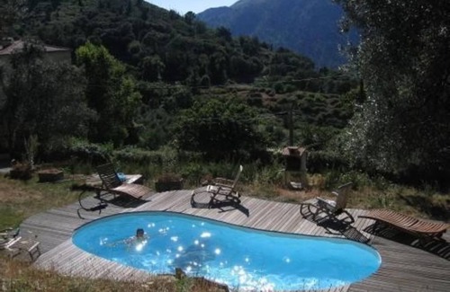 Olmiccia Apartamento | Apartamento con balcón y piscina en excelente chalet de piedra y madera.