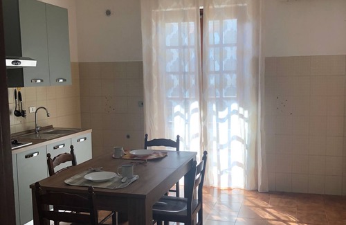Mondragone Apartamento | Apartment with courtyard and private parking. Pets allowed :)