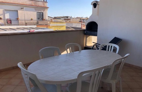 Tre Fontane Apartamento | Apartment with covered terrace and barbecue near sea and center