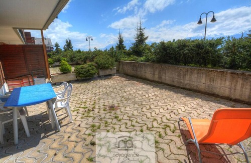 Anzere Apartamento | Apartamento con terraza con entrada de armario, 1 dormitorio con 4 camas individuales, 1 baño.