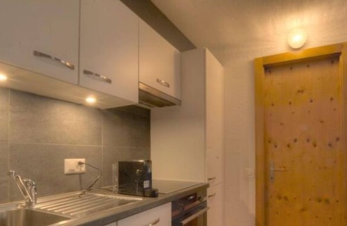 Anzere Apartamento | Cálido apartamento a pie de pistas con un amplio dormitorio.