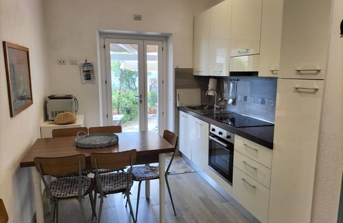 Pomonte Apartamento | Casa de vacaciones con jardín con vistas al mar en Pomonte, a 50 metros del mar