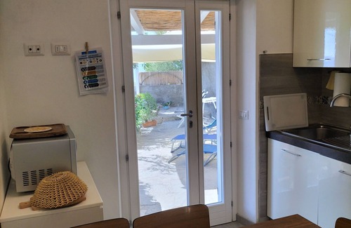 Pomonte Apartamento | Casa de vacaciones con jardín con vistas al mar en Pomonte, a 50 metros del mar