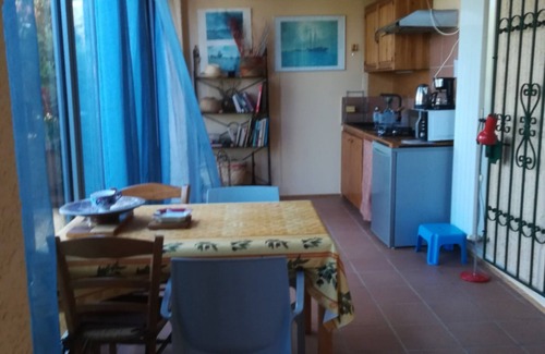 Meyrargues Apartamento | Apartment with garden and garage MEYRARGUES. Stays of up to 7 days.