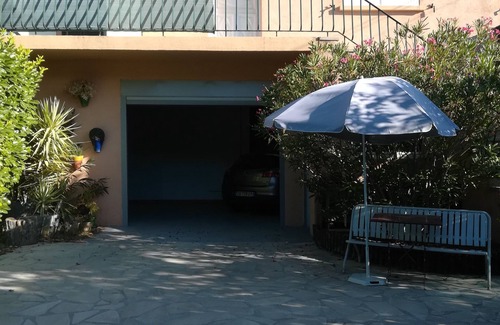 Meyrargues Apartamento | Apartment with garden and garage MEYRARGUES. Stays of up to 7 days.