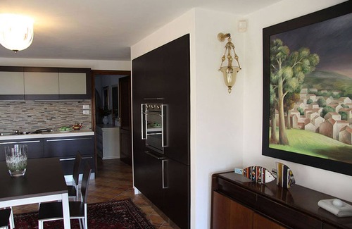 Longa Apartamento | Apartamento con jardín frente a la laguna y el amarradero.