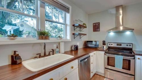 Thunderbolt Casa | Apartment with Gazebo-Swanky Savannah Style