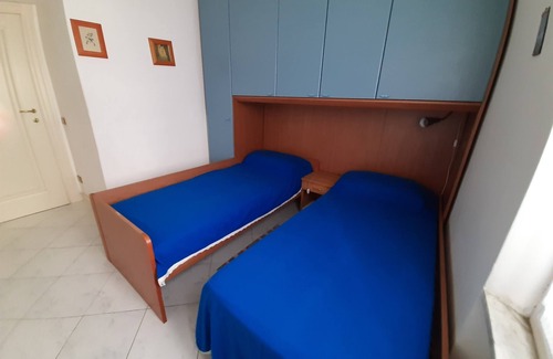 Ronchi Apartamento | Apartamento con jardín en frente del bosque de pinos a sólo unos pasos del mar