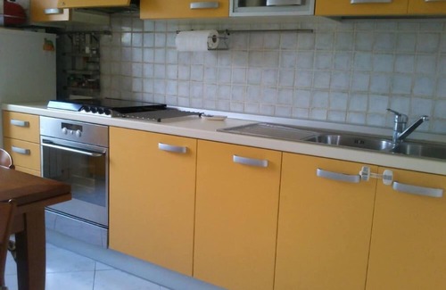 Ronchi Apartamento | Apartamento con jardín en frente del bosque de pinos a sólo unos pasos del mar