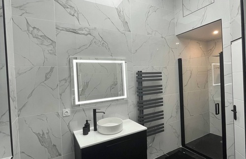 Quartier Vieux Marche-Cathedrale Apartamento | Apartment with jacuzzi | La Perle Noire
