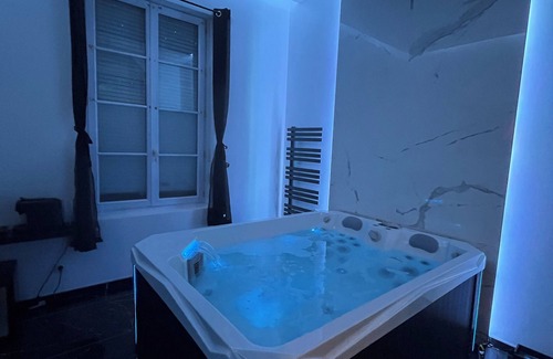 Quartier Vieux Marche-Cathedrale Apartamento | Apartment with jacuzzi | La Perle Noire