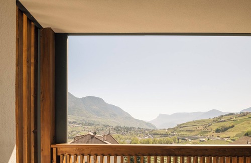 Tirolo Apartamento | Apartment with large south-facing terrace, incl. garage parking space