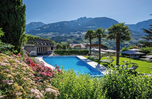Tirolo Apartamento | Apartment with large south-facing terrace, incl. garage parking space