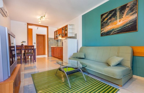 Valtura Apartamento | Apartamento con gran piscina, cancha de voleibol, tenis de mesa y fútbol de mesa.