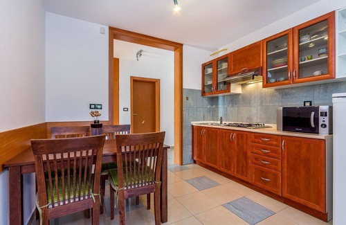 Valtura Apartamento | Apartamento con gran piscina, cancha de voleibol, tenis de mesa y fútbol de mesa.