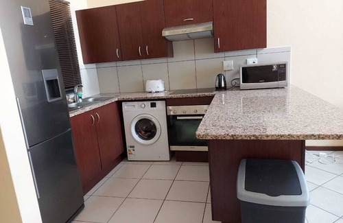 Greater Johannesburg Metropolitan Area Apartamento | Apartment with Lush green garden and a Pool