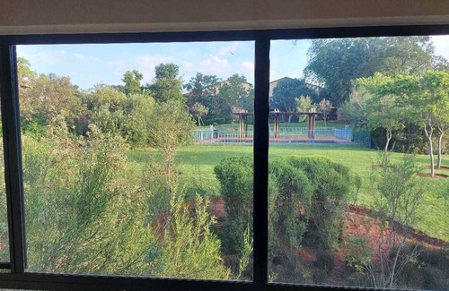 Greater Johannesburg Metropolitan Area Apartamento | Apartment with Lush green garden and a Pool