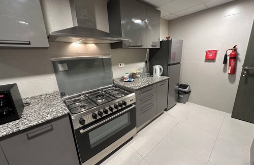 Al Ghubrah Ash Shamaliyyah Apartamento | Apartment with modern amenities