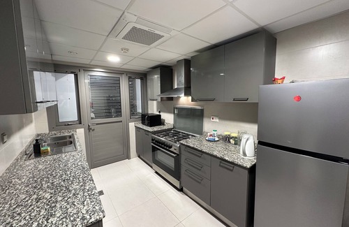 Al Ghubrah Ash Shamaliyyah Apartamento | Apartment with modern amenities