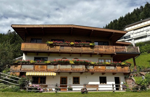 Hart im Zillertal Apartamento | Apartamento con jardín y vistas impresionantes a las montañas de Zillertal