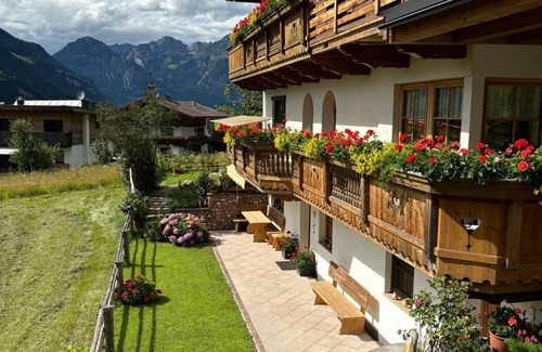 Hart im Zillertal Apartamento | Apartamento con jardín y vistas impresionantes a las montañas de Zillertal