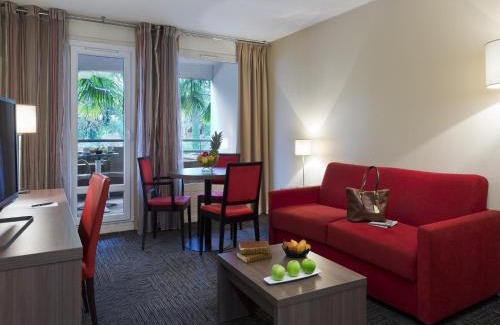Ferney-Voltaire Apartamento | Apartment with pool park view