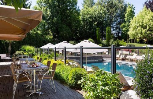 Ferney-Voltaire Apartamento | Apartment with pool park view