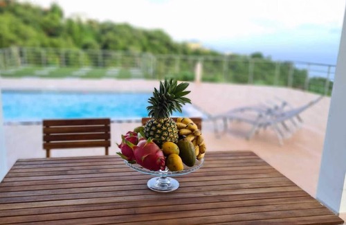 Case-Pilote Apartamento | Apartment with pool and sea view
