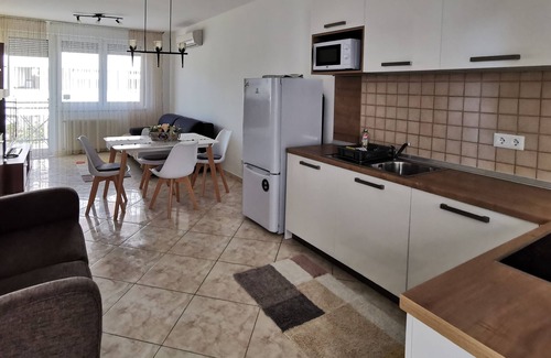 Siofok Aranypart Apartamento | Apartamento con ubicación central, piscina, sauna, wifi, parrilla, aire acondicionado, a 100 metros del lago Balaton