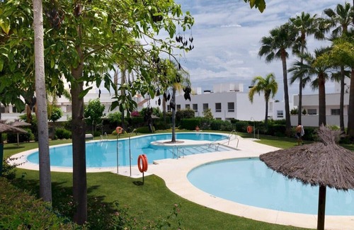 Marbella Apartamento | Apartment with private garden and common pools