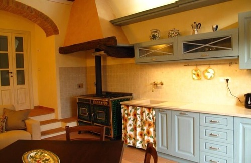 Gambassi Terme Apartamento | Apartamento con una pequeña terraza en la aldea antigua con piscina cerca de San Gimignano