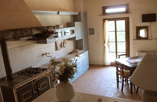 Gambassi Terme Apartamento | Apartamento con una pequeña terraza en la aldea antigua con piscina cerca de San Gimignano