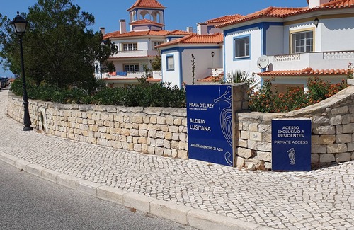 Praia del Rei Apartamento | Apartamento con piscina comunitaria, zonas ajardinadas, Wi-fi