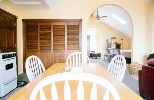 Olga Apartamento | Apartamento con vistas panorámicas del agua y las montañas, acceso privado a la playa