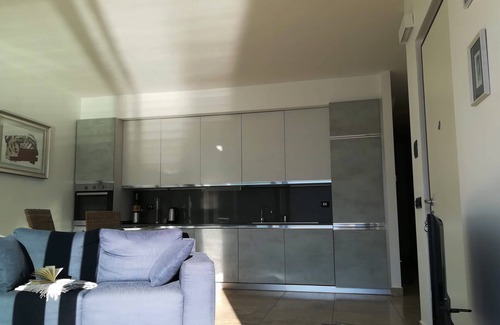 Sala Comacina Apartamento | Apartamento con terraza y vista al lago.