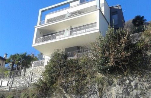 Sala Comacina Apartamento | Apartamento con terraza y vista al lago.