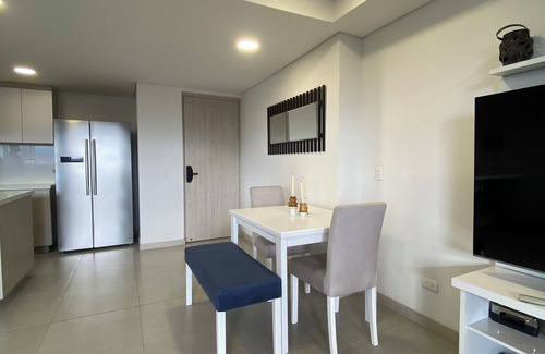 Envigado Apartamento | Apartamento con Terraza, Aire Acondicionado y Jacuzzi cerca del CC Viva Envigado