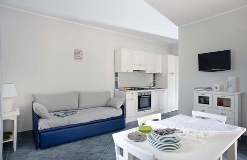 Villammare Apartamento | Apartment with terrace. Shared pool. 150 metres from beach