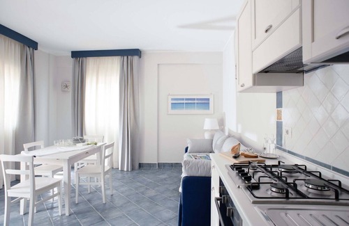 Villammare Apartamento | Apartment with terrace. Shared pool. 150 metres from beach