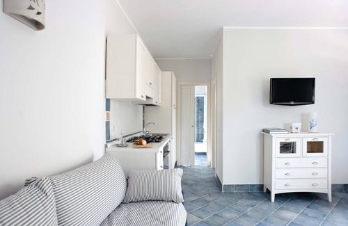 Villammare Apartamento | Apartment with terrace. Shared pool. 150 metres from beach