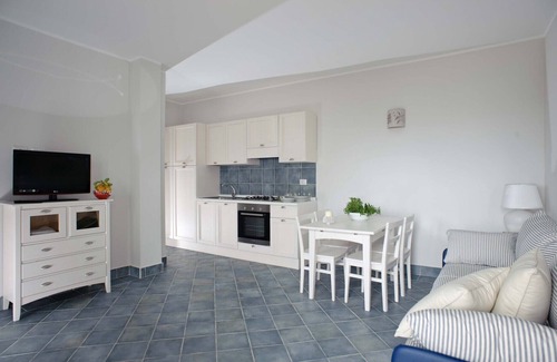 Villammare Apartamento | Apartment with terrace. Shared pool. 150 metres from beach