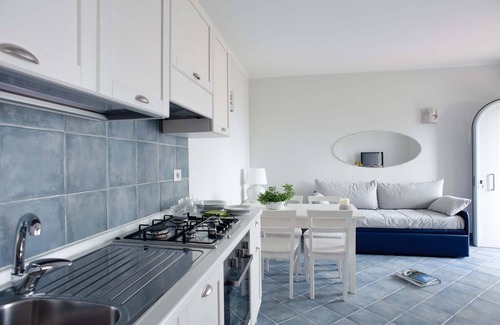 Villammare Apartamento | Apartment with terrace. Shared pool. 150 metres from beach
