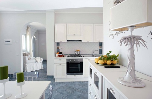 Villammare Apartamento | Apartment with terrace. Shared pool. 150 metres from beach
