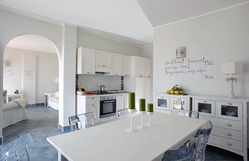 Villammare Apartamento | Apartment with terrace. Shared pool. 150 metres from beach