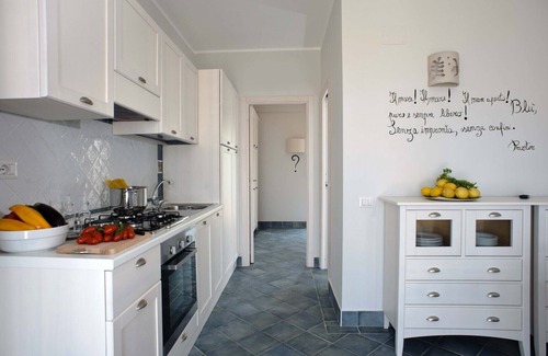 Villammare Apartamento | Apartment with terrace. Shared pool. 150 metres from beach