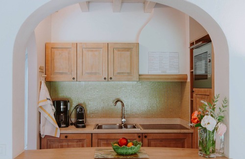 Puegnago del Garda Apartamento | Apartment 'Zaffiro' with Shared Pool, Wi-Fi and Air Conditioning