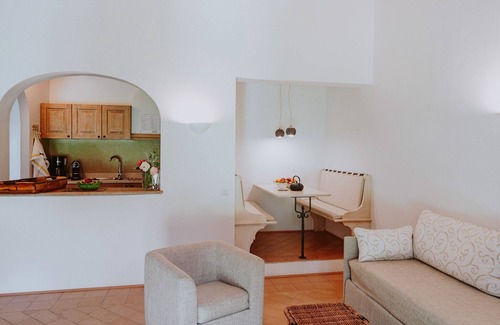 Puegnago del Garda Apartamento | Apartment 'Zaffiro' with Shared Pool, Wi-Fi and Air Conditioning